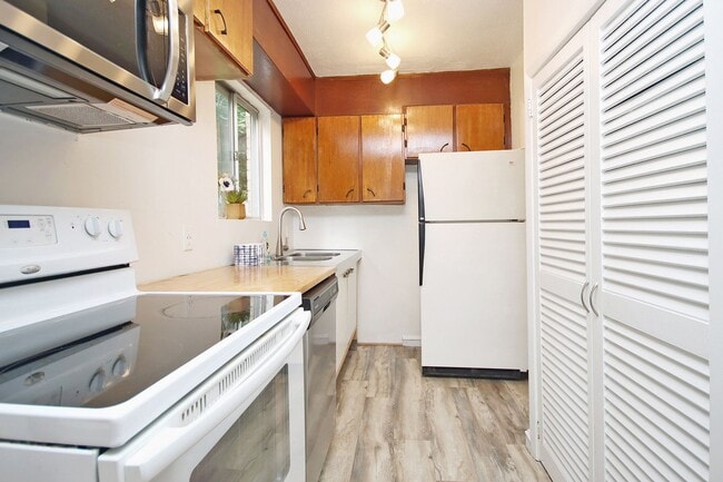 Building Photo - Dog-Friendly Duplex Near Shops at Stonefield