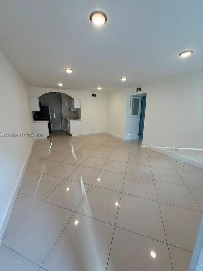 Building Photo - 10230 Twin Lakes Dr Unit 16-C