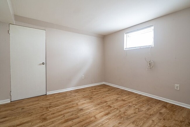 Photo - Updated 2-Bedroom Basement Suite | In-Suite Laundry | Parking Included Unité 2
