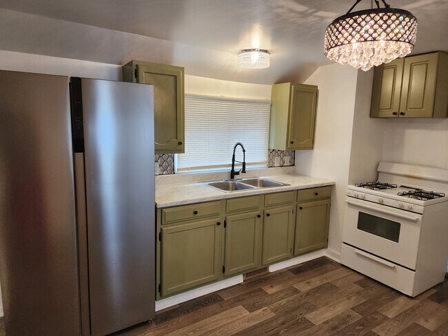 Photo - 1709 Adelaide St