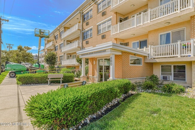 Building Photo - 200 Ocean Park Ave Unit 1E Rental