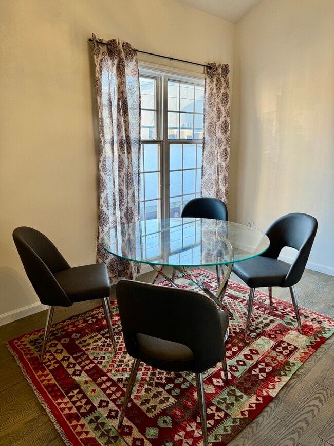 dining area - 111 E 6th St Unit E
