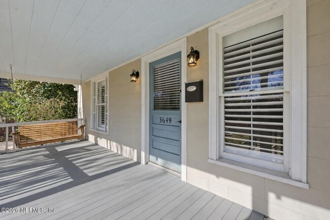 Photo - 3649 Walsh St