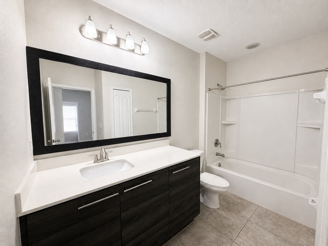 Photo - Charming 2-Bed Townhouse with Granite Elegance in Haines City – Spacious 1,464 Sq. Ft. Retreat!