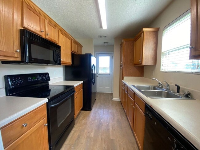 Photo - AVAILABLE FOR IMMEDIATE MOVE IN! ROOMMATE ...