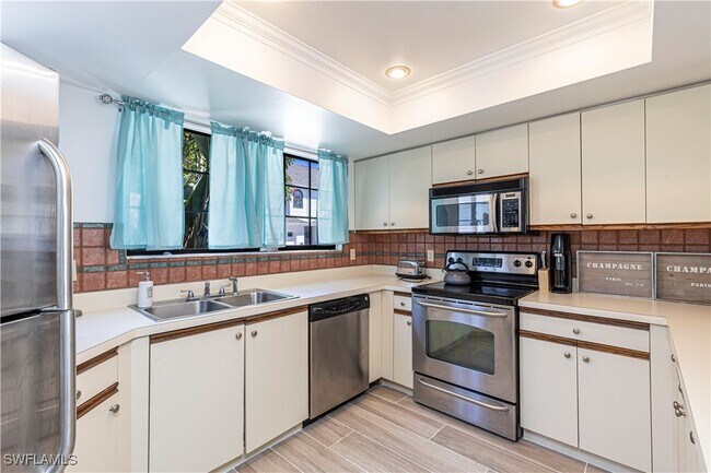 Building Photo - 870 Meadowland Dr