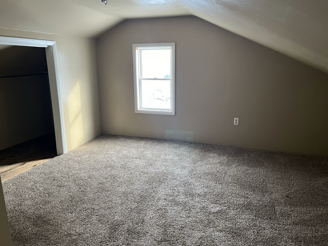 Photo - 633 E 11th St