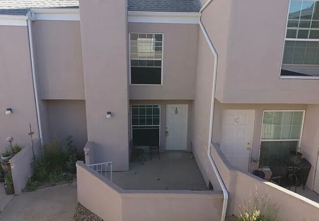 Building Photo - 2 Bedroom Townhome with Pool and Clubhouse/Centrally Located!!