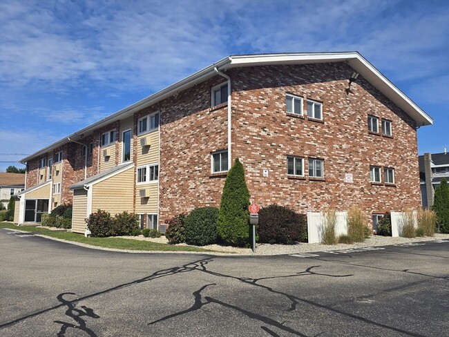 Building Photo - 720 Main St Unit 4