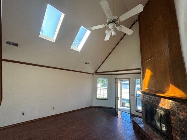 Photo - 4 bed 2story, 2 full baths, fenced yard, i...