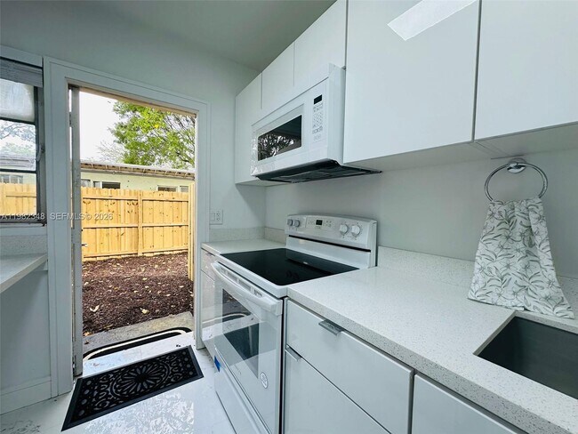 Building Photo - 407 SE 14th Ct Unit 3