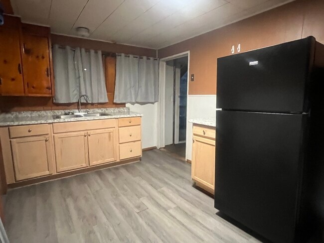 Photo - 135 W 1st St Unit 01 lower back apt