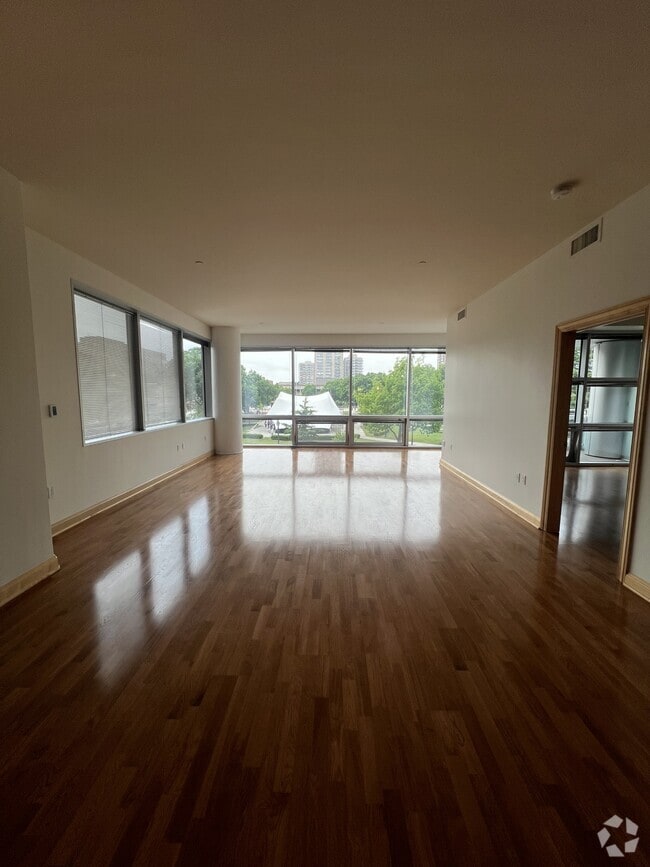 Building Photo - 545 E Wells St Rental