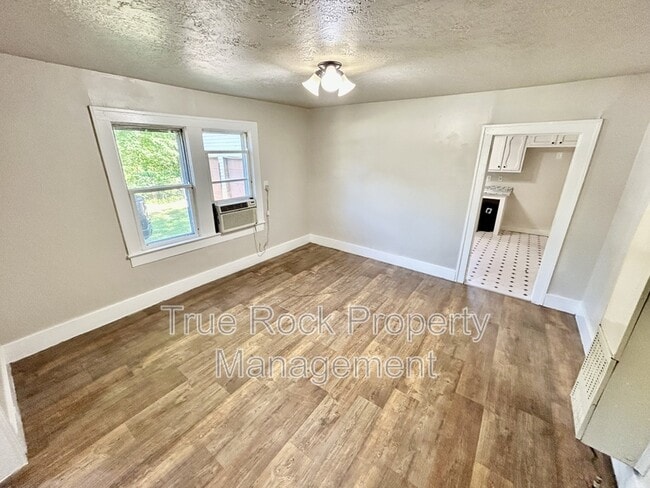 Photo - 714 W 15th St