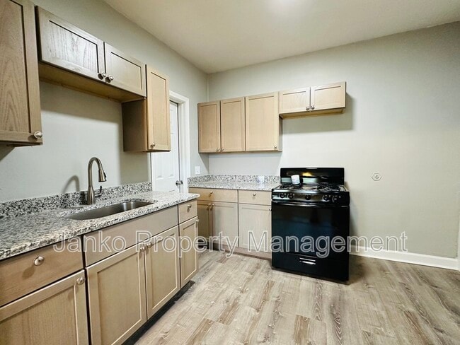 Building Photo - 5350 W Division St Unit 2R