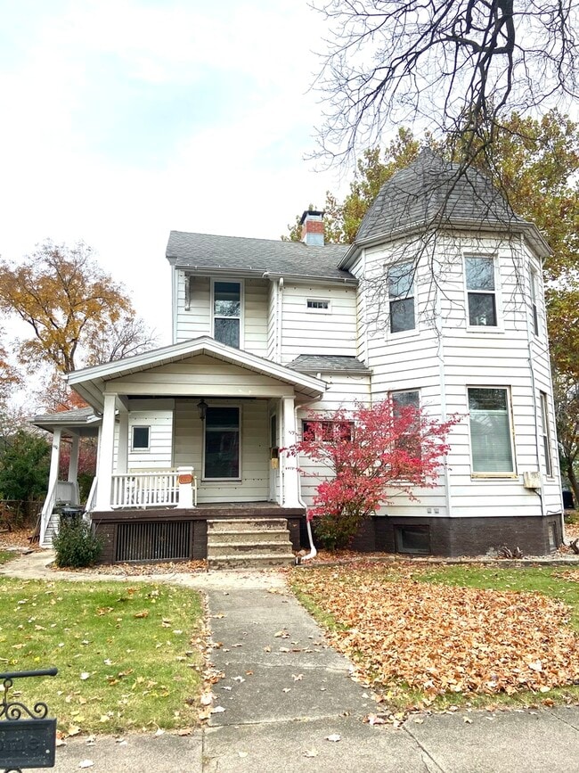 Building Photo - 612 1/2 E Chestnut St Unit 2