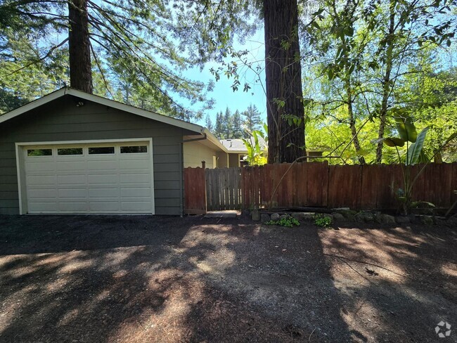 Building Photo - Large and stunning home in rural Sebastopol!