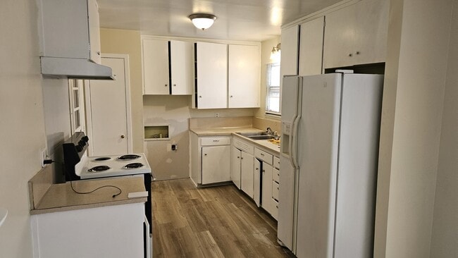 Building Photo - 907 Leonhard St