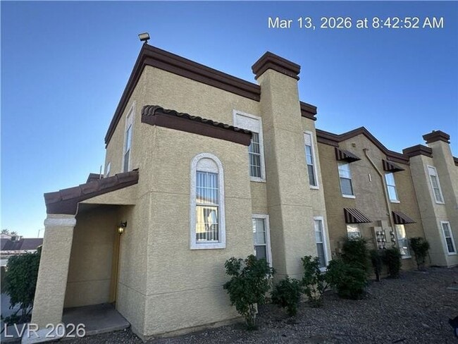 Photo - Fantastic NW second-floor unit with a welcoming layout and great natural flow!