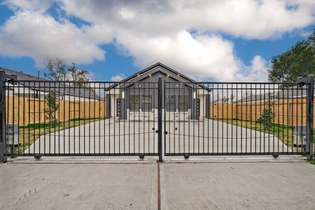 Photo - 7811 Sandra St