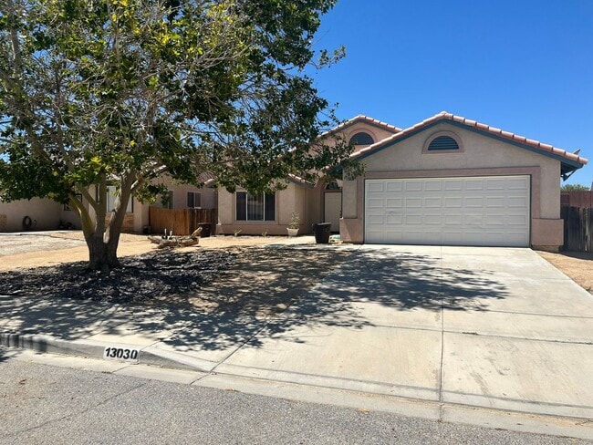 Building Photo - 3 bedroom 2 bathroom Home available in Vic...