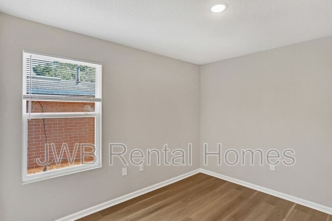 Photo - 1614 State St W