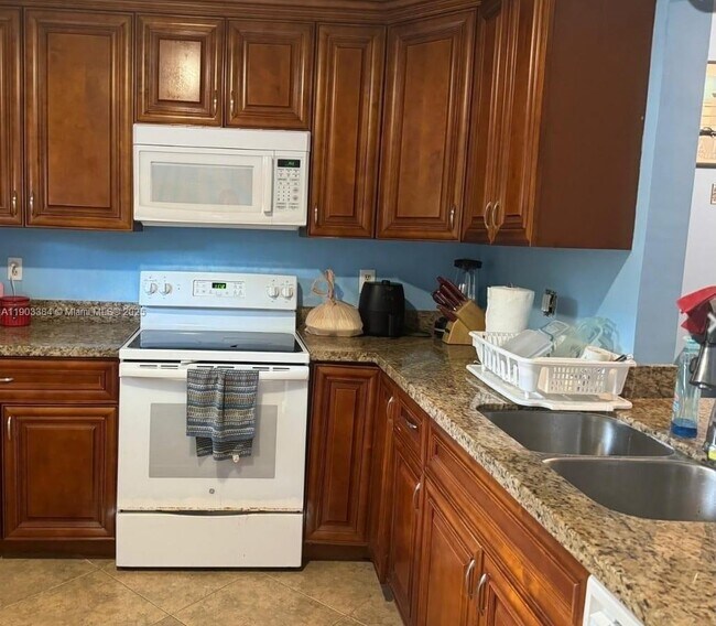 Building Photo - 4321 NW 9th Ave Unit 104