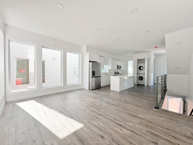 Photo - 1165 W 39th Student Housing