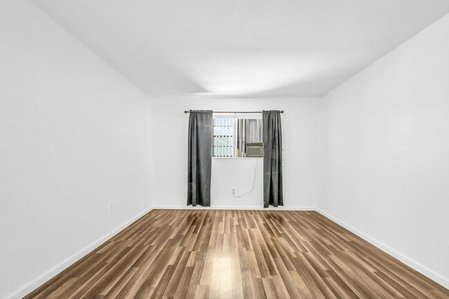 Building Photo - 5725 Tyler St Unit 4 Mayra Retamar Rental