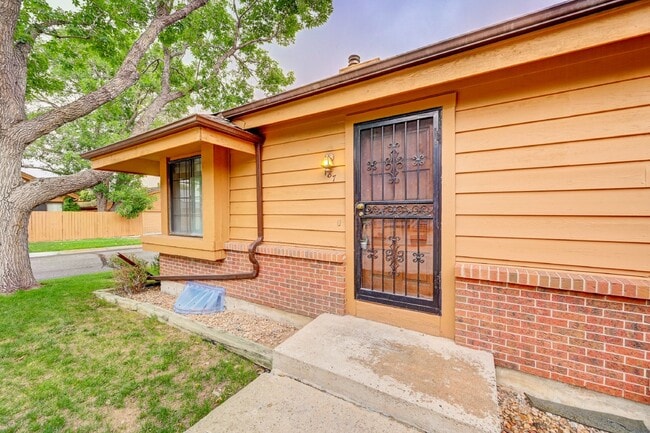 $2,495 2 Bed, 2 Bath Townhome in Aurora wi... - $2,495 2 Bed, 2 Bath Townhome in Aurora wi...