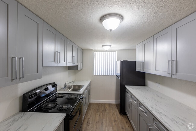 2BR, 1BA - 936SF - Kitchen - Glorieta Gardens