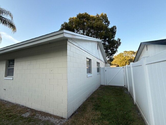 Photo - 119 N Alderwood St