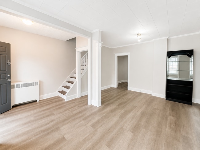 Photo - 24 Crosthwaite Ave N