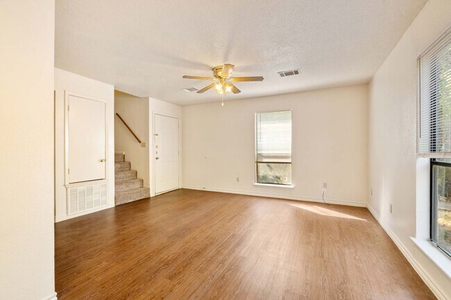 Photo - 2 Bedroom, 1.5 Bath Apartment In Lockhart Unidad H