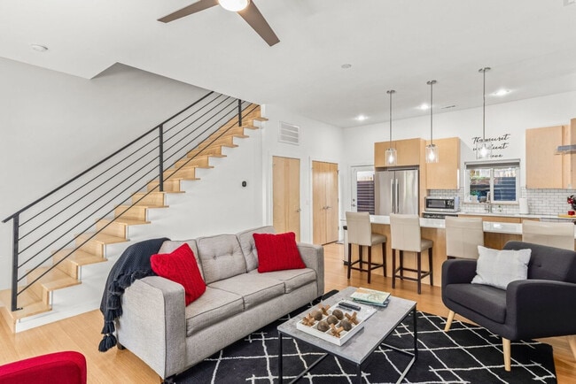 Photo - 352 W 5th St Unidad ID1241297P