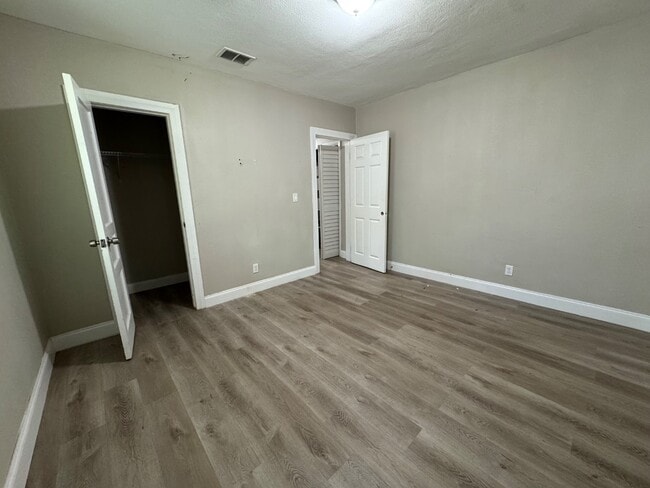 Photo - 704 St Clair St