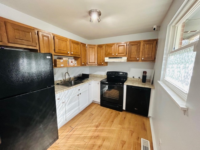 Photo - 900 Newcombe Rd