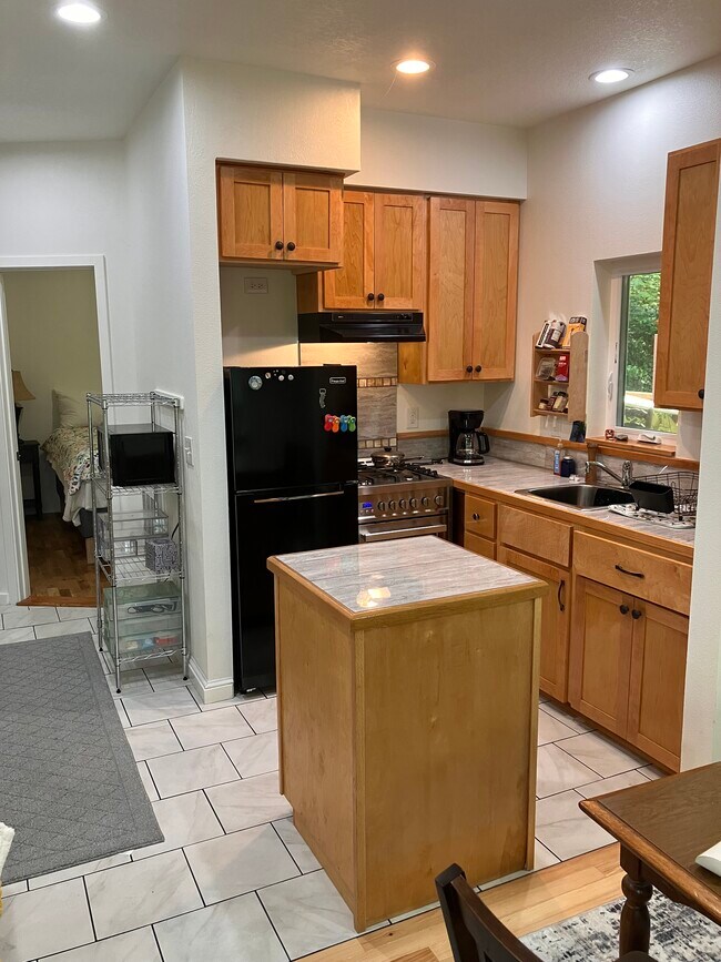 24 inch wide gas range/oven - 10840 SW 55th Ave Unit Ground floor
