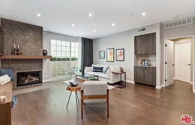 Photo - 930 N Doheny Dr