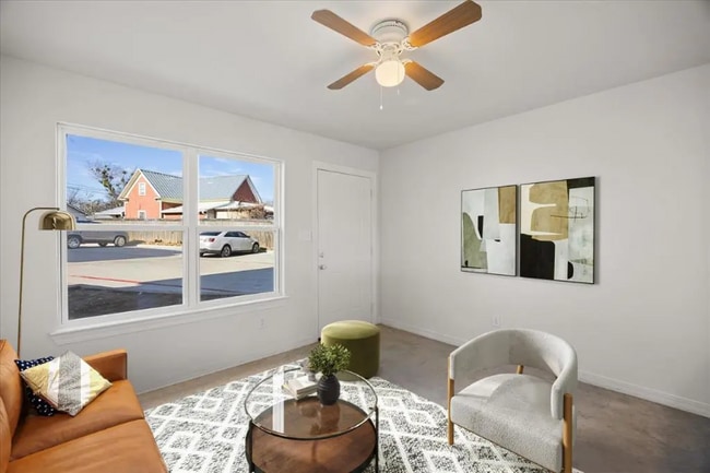 Photo - 645 N McCart St Unidad 5