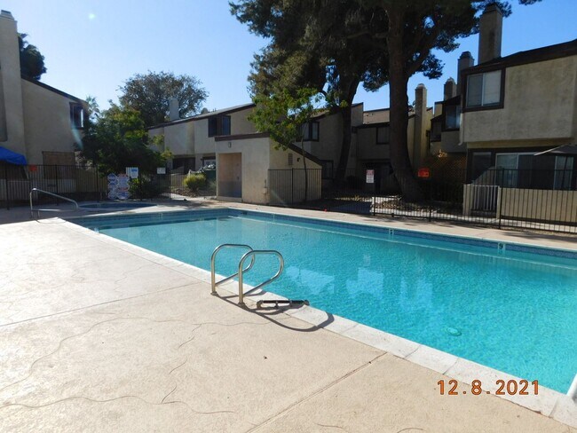 Building Photo - Spacious 2 bedroom- no neighbors under you !! Unit A Rental