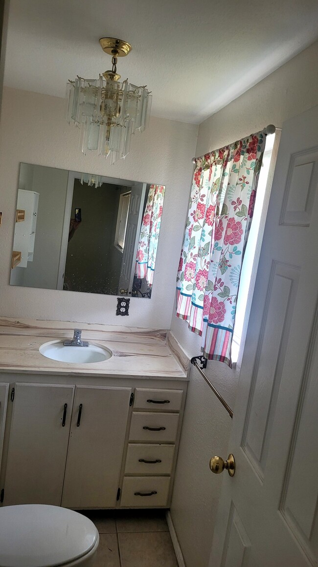 Photo - 1089 300 W
