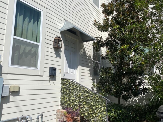 Private entrance - 5415 Danneel St Unit 5415 - lower