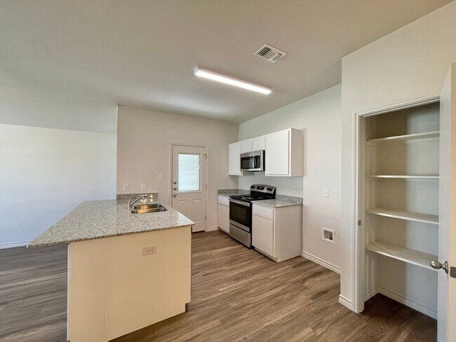 Photo - 1712 Castroville Trl