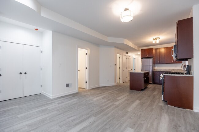 Building Photo - 1014 N Hamlin Ave Unit 1