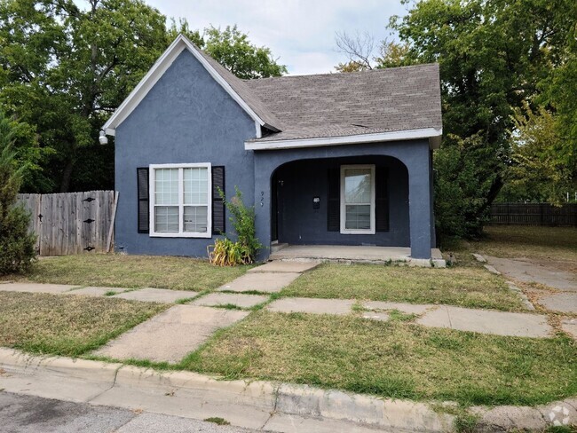 Building Photo - Three Bedroom Two bath Single family home;