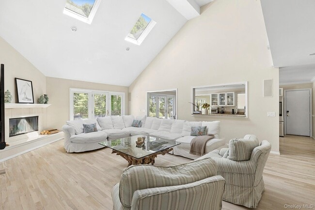 9 Rosebud Ln