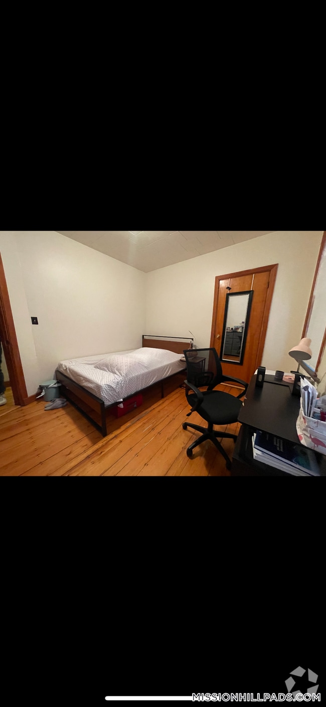 Building Photo - 1582 Tremont St Rental