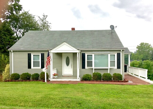 Photo - 201 Elm St House
