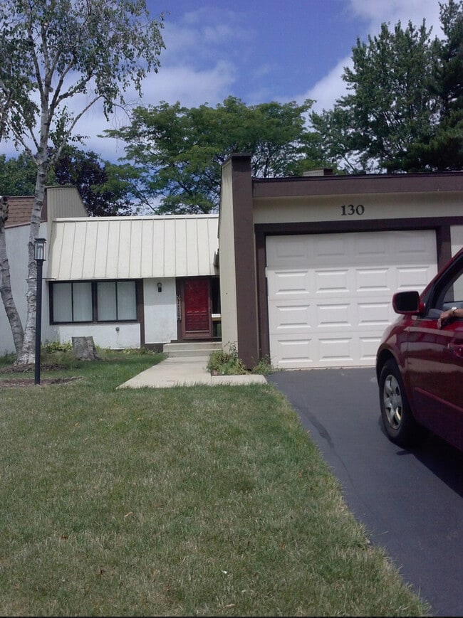 Building Photo - 130 Cascade Dr Rental